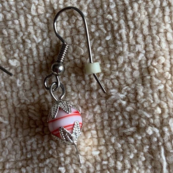 🦩Dangle drop earrings with euro wire back and red pink round striped bead - Picture 3 of 3